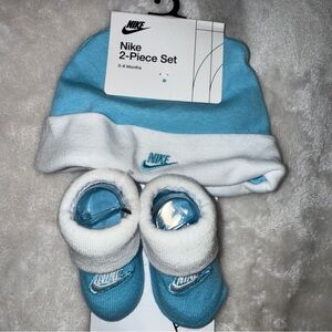 Nike 2 Piece baby blue Booties And Bib Set 0-6 Month, NEW